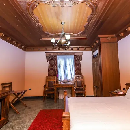 Brilant Antik Center 地拉那