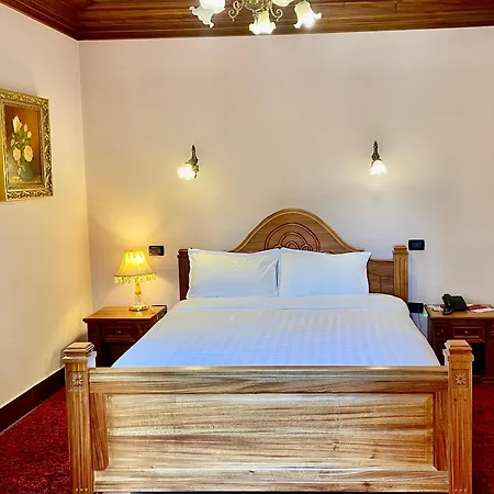 Brilant Antik Center Hotell 4*