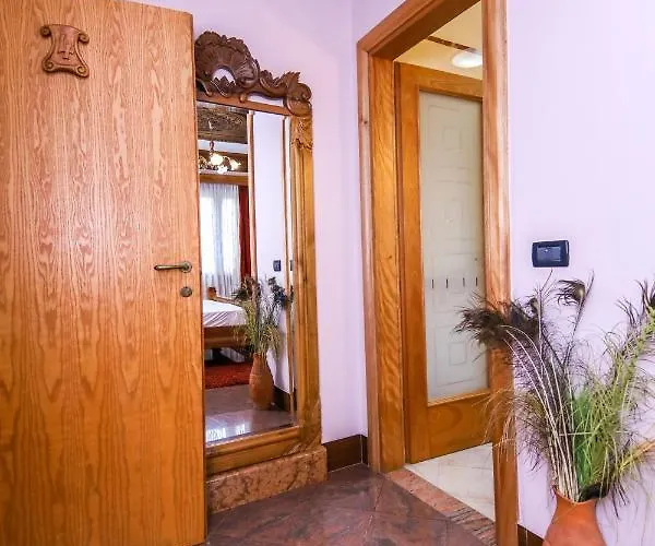 Brilant Antik Center טיראנה