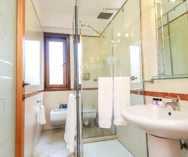 מלון Brilant Antik Center טיראנה