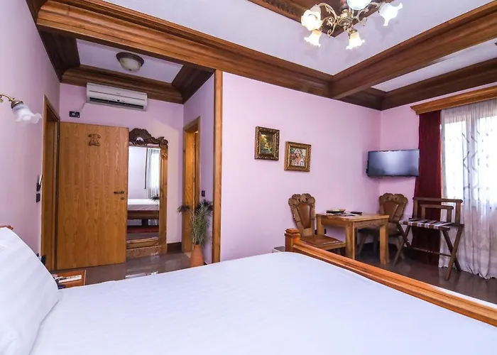 Brilant Antik Center מלון טיראנה