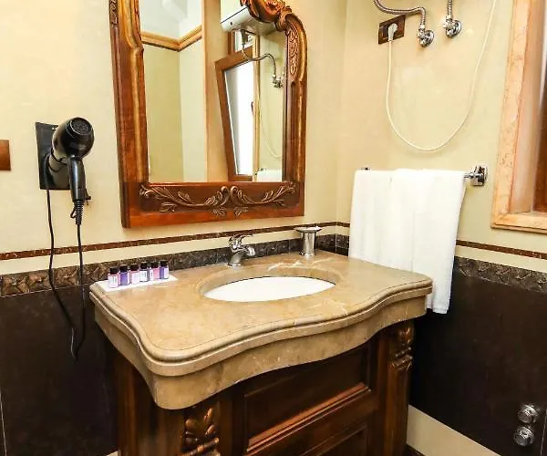 Brilant Antik Center טיראנה