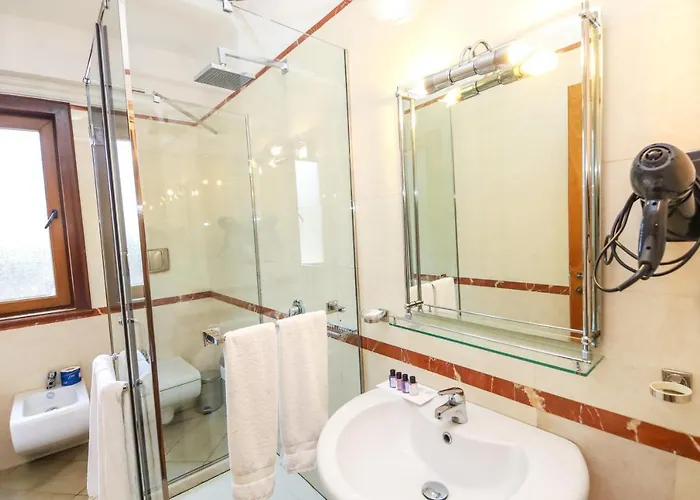 Brilant Antik Center מלון טיראנה